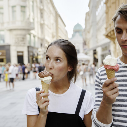 Pärchen mit Eis beim Bummel durch die Wiener Innenstadt