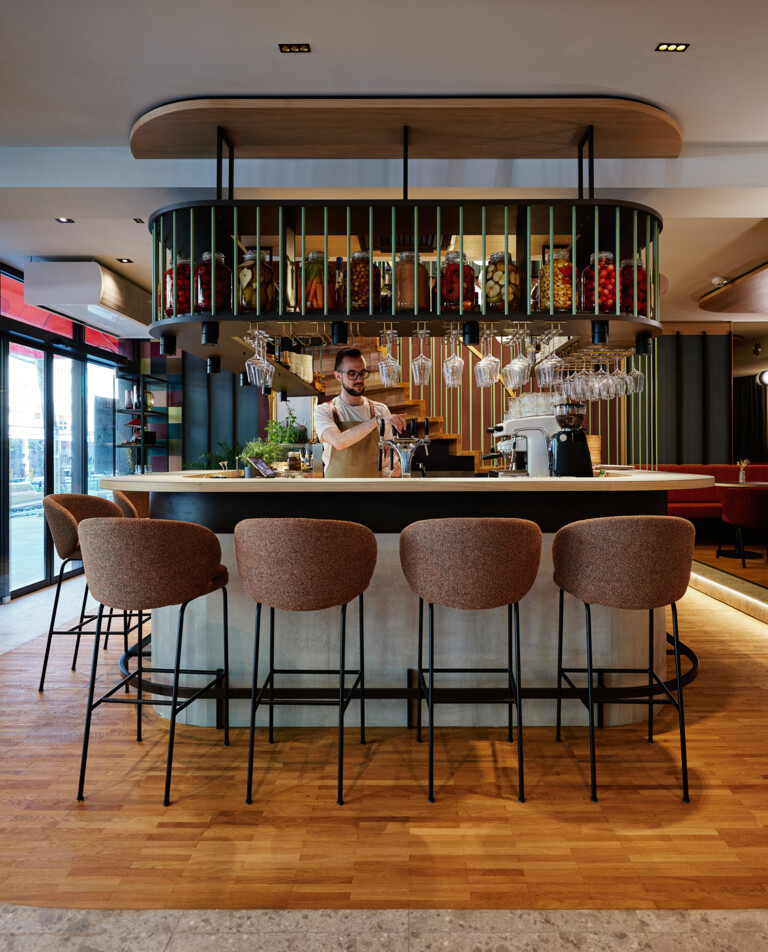 Mitarbeiterin im Henriette Stadthotel beim Decken der Tische.