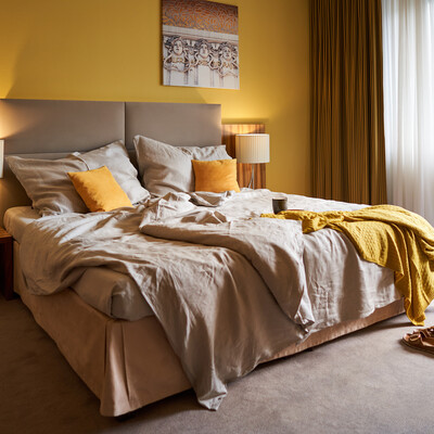 Doppelbett in einem Zimmer des Henriette Stadthotels