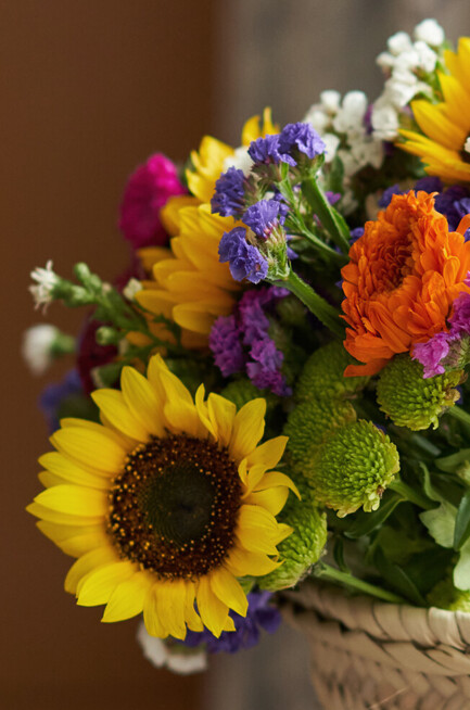 Colourful bouquet with sunflowers: flowers + Henriette voucher = the perfect gift!