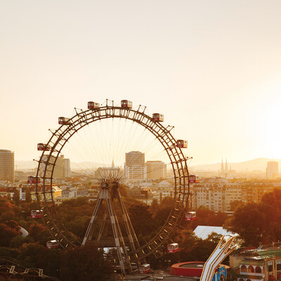 Riesenrad in Wien bei Sonnenuntergang mit Blick auf die Stadt.
