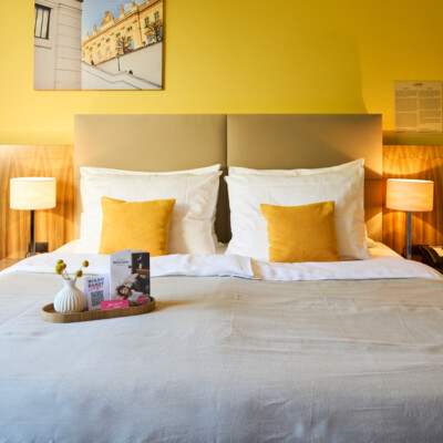 Bequemes Bett mit Naturbettwaren im Hotel Henriette in Wien