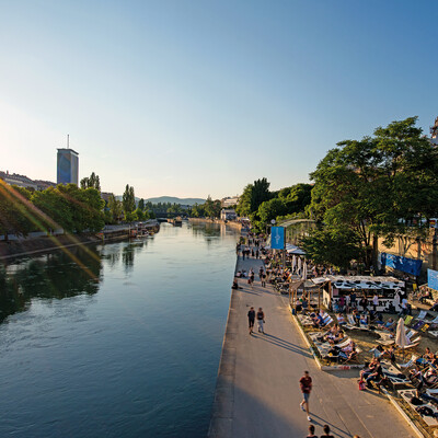 Spazierweg auf der Donauinsel, nahe dem Henriette Stadthotel in Wien.
