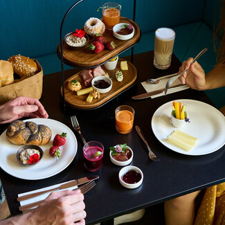 Gedeckter Tisch mit Frühstück, Gebäck und Säften im Hotel Henriette in der Innenstadt vonWien.