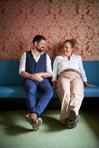 Georg und Verena Pastuszyn auf einer Couch sitzend im Hotel Henriette beim Prater in Wien.
