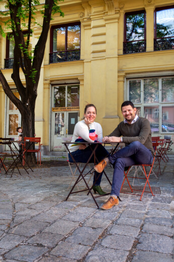 Hotel Henriettes Vorausdenker Verena und Georg Pastuszyn (mit ihren Kindern) in einem Gastgarten auf der Praterstraße in Wien