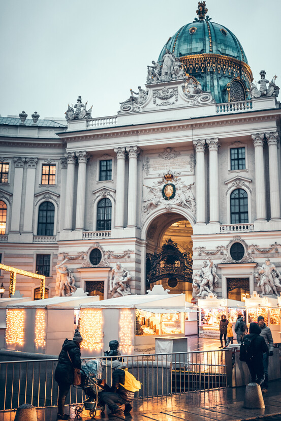 Romantischer Adventmarkt vor der Hofburg in Wien. 