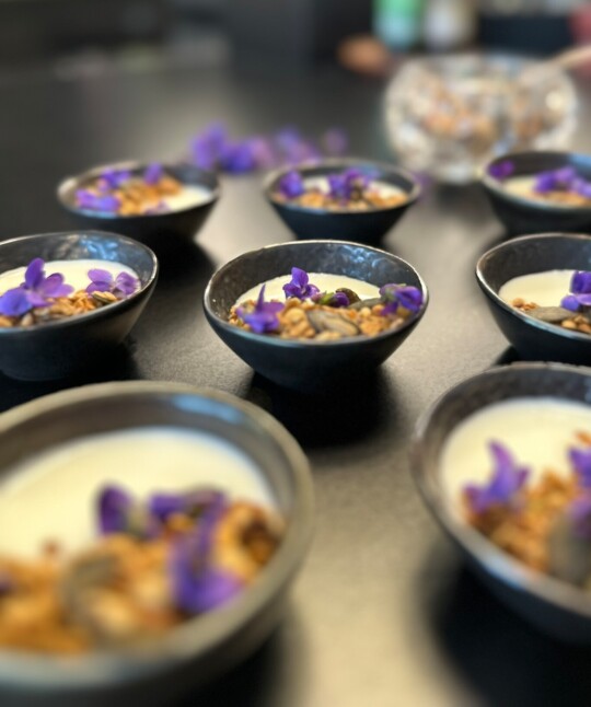 Frühstück mit hausgemachten Granola und selbstgepflückter Veilchen-Deko im Henriette Stadthotel, Wien.