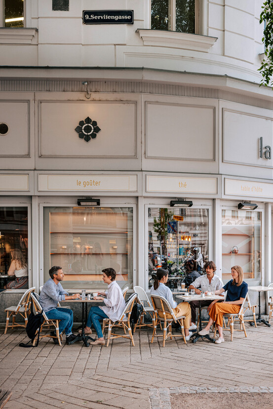 Gemütliches Alt-Wiener Kaffee mit Tischen vor dem Haus.