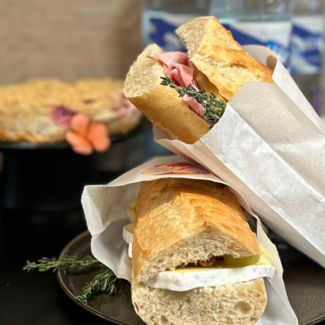 Frühstücksbuffet mit Kuchen, Baguettes und Getränken im Henriette Stadthotel.