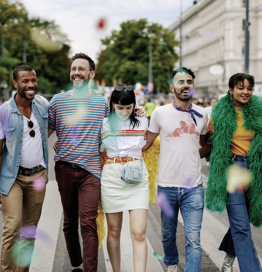 Junge Menschen bei der Regenbogenparade in Wien