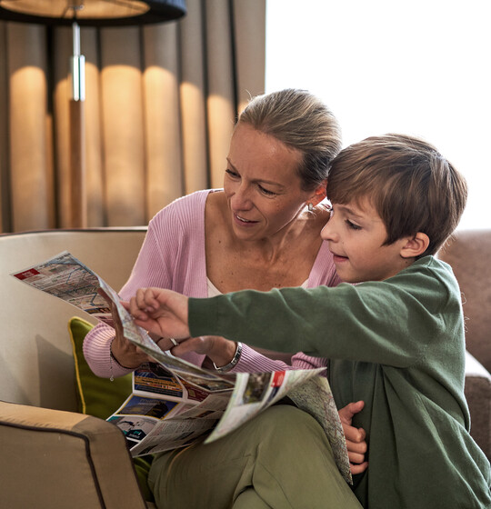 Women and child reading a map at the family-friendly Hotel Henriette in Vienna.
