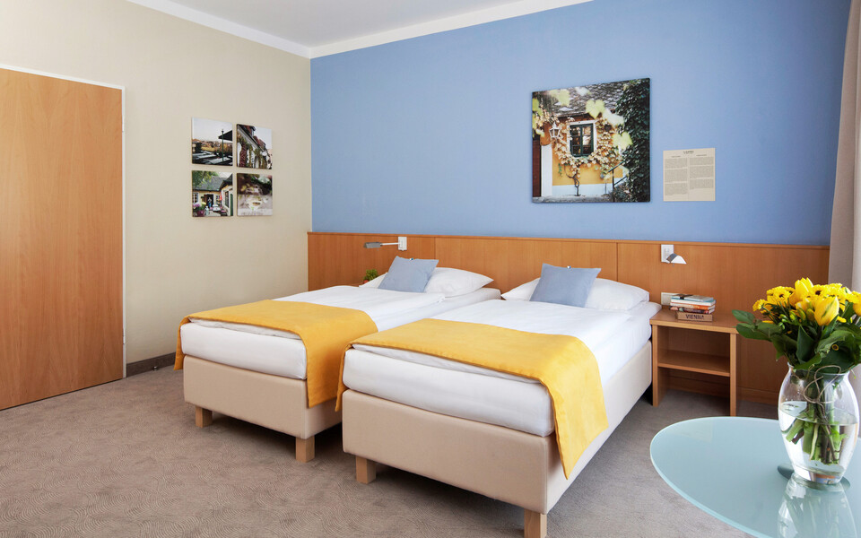Spacious double room with twin beds in the city hotel Henriette in Vienna.