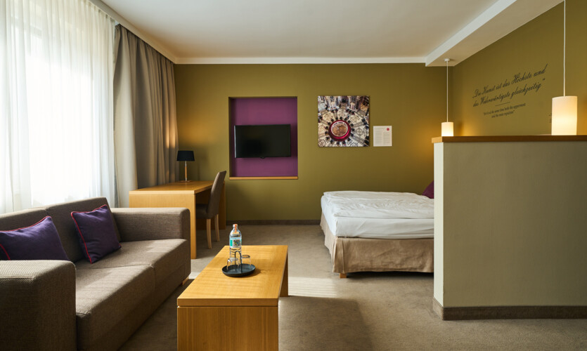 Großzügige Familiensuite mit King Size Bett und getrenntem Kinderzimmer im Hotel Henriette, Wien.