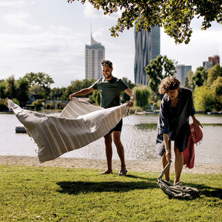 Pärchen auf der Donauinsel in Wien bei einem Picknick.