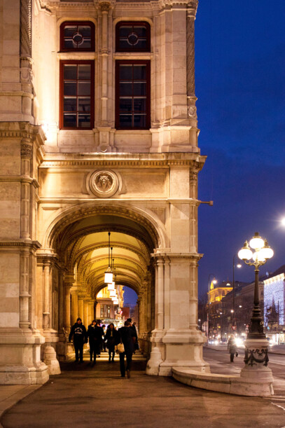 Passage der Wiener Staatsoper bei Nacht..