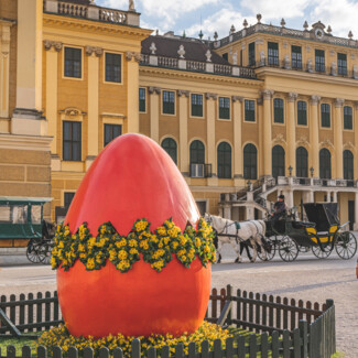 Rotes Riesenei am Ostermarkt vor dem Schloss Schönbrunn in Wien