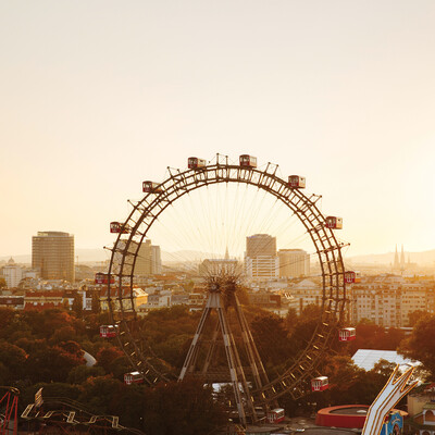 Riesenrad in Wien bei Sonnenuntergang mit Blick auf die Stadt.