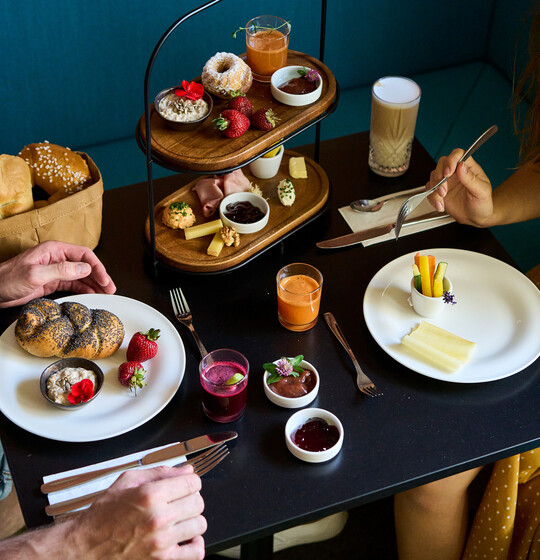 Gedeckter Tisch mit Frühstück, Gebäck, Säften im Henriette Stadthotel, dem ehemaligen Hotel Capri.