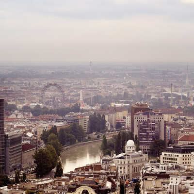 Blick auf die Stadt Wien mit seinen Sehenswürdigkeiten und dem Prater.