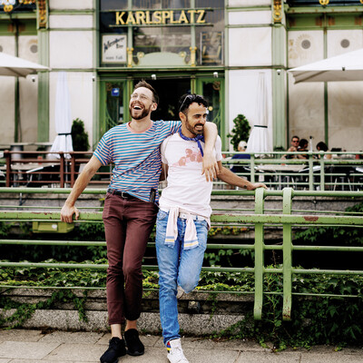 Zwei junge Männer während einer LGBTQ Reise in Wien.