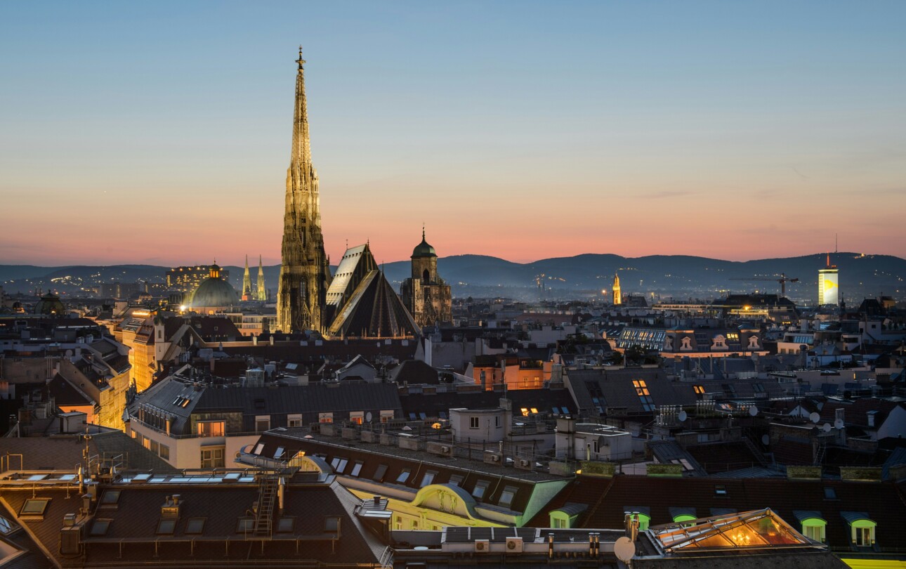Blick über die beleuchtete Wiener Innenstadt mit dem Stephansdom.
