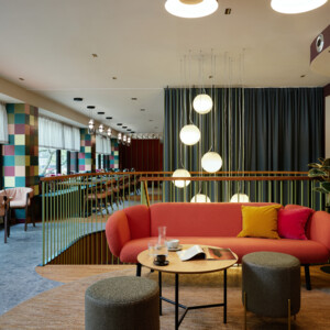 Blick auf die neu renovierte Hotelhalle mit bunten Fliesen an der Wand