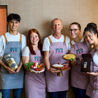 Employee with breakfast at the 4* Hotel Henriette, your hotel next to the Messe Wien Exhibition & Congress center in Vienna.