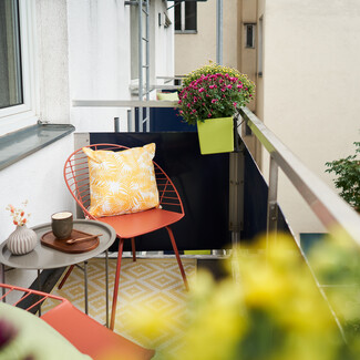 Balkon mit Sitzgelegenheit und Blumen im 4-Stern Hotel Henriette in Wien - Ihrer Unterkunft am Donauradweg in Wien