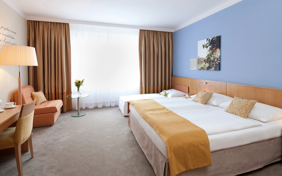 Spacious family room with a sofa bed in the family-friendly hotel Henriette in Vienna downtown.
