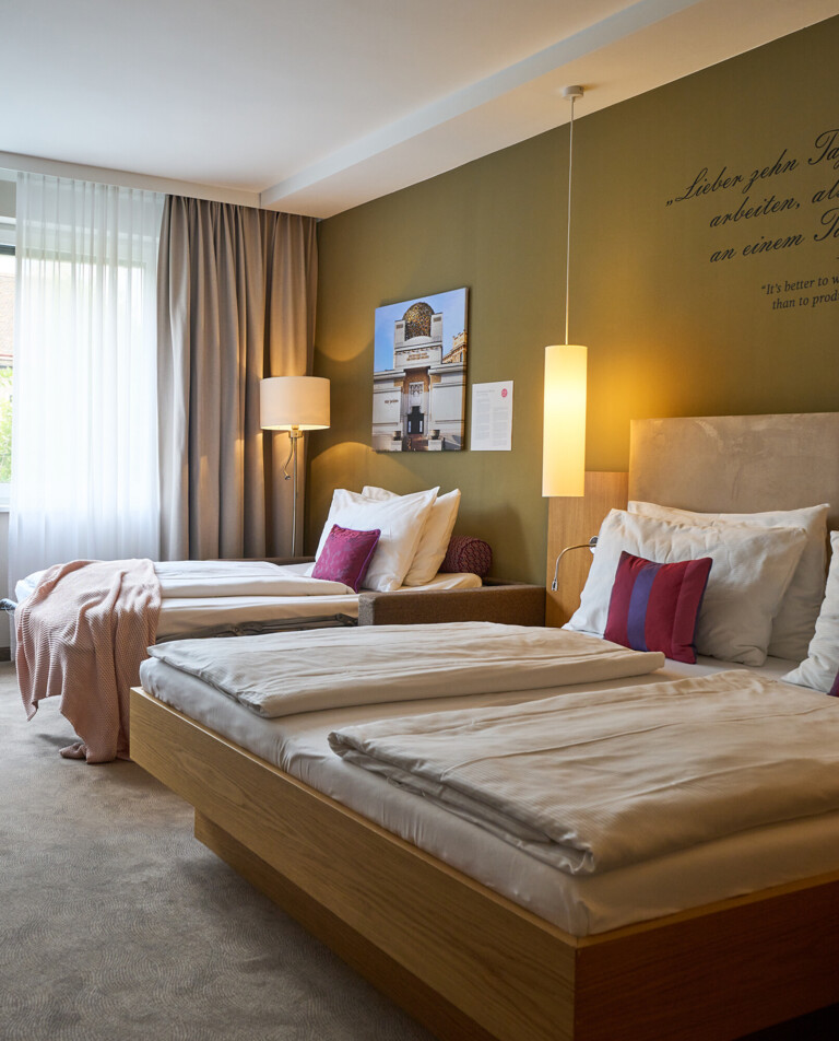Familienzimmer mit King Size Bett und Schlafsofas im Hotel Henriette in Wien.