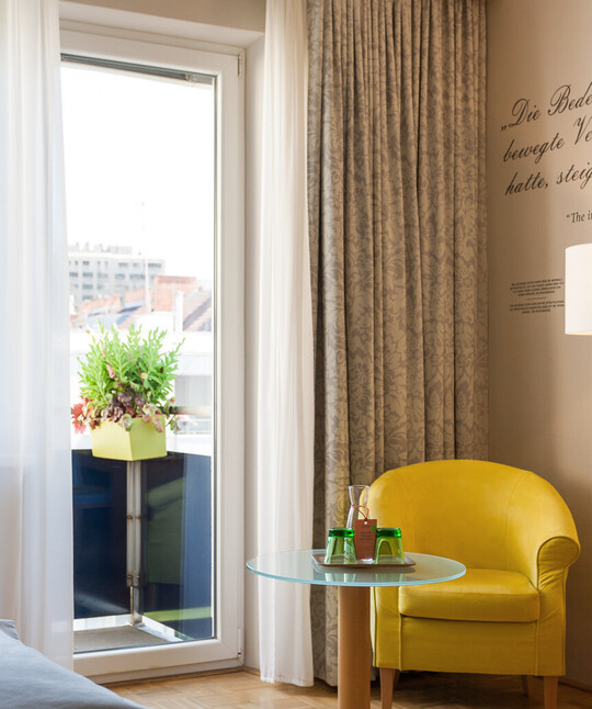 Städtereise für zwei nach Wien - Paar im Doppelbett mit Kaffee und Zeitung in den gr0ßzügigen Zimmern des 4 Stern Hotel Henriette.