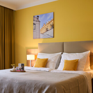 Besser schlafen: gemachtes Bett mit Bio-Bettwaren im Hotel Henriette