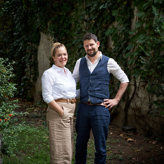 Georg und Verena Pastuszyn im Garten des 4 Sterne Boutique Hotel Henriette in Wien.