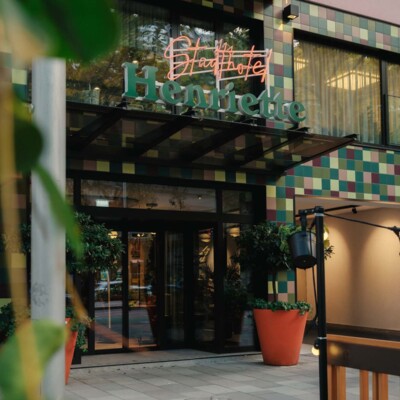 Blick auf den Eingangsbereich vom Henriette STadthotel mit bunten Fliesen