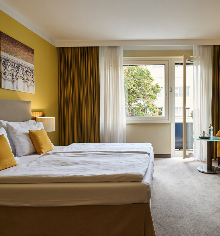 Superior double room with king size bed and balcony at hotel Henriette in the center of Vienna.