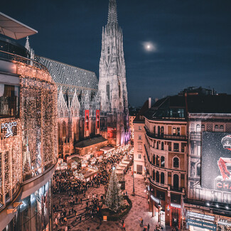 Blick auf den festlichen Christkindlmarkt am Stephansplatz in Wien.