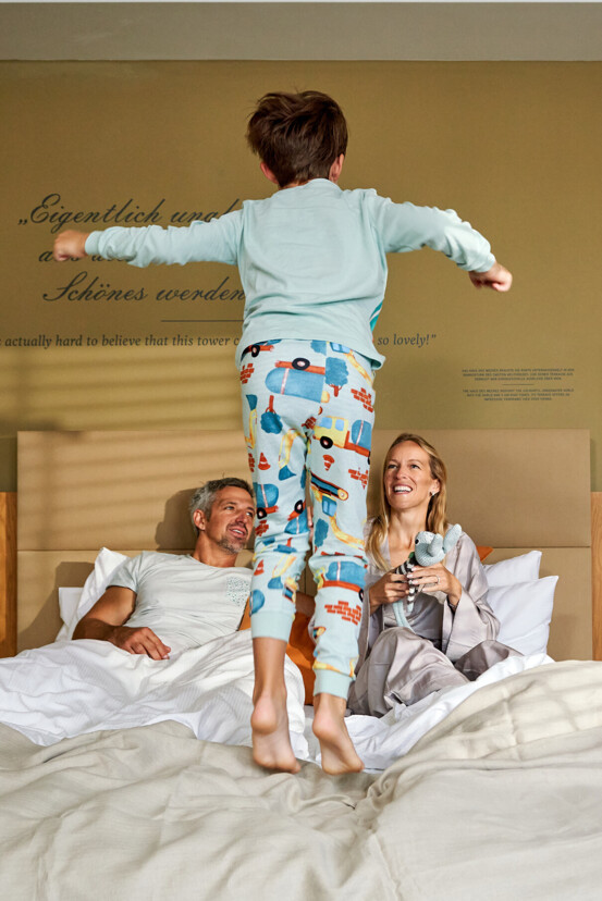 Eine Familie hat seinen gemeinsamen Spaß im Hotelzimmer des Hotel Henriette