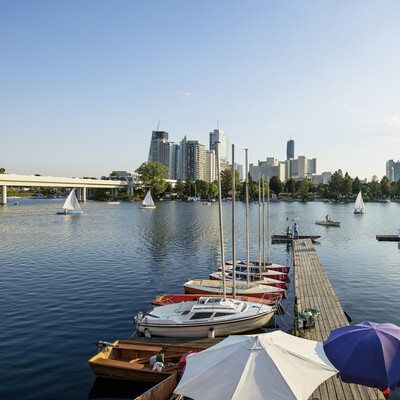 Steg mit Booten an der Donau in Wien