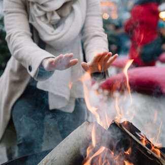 Wärmendes, offenes Feuer am Weihnachtsmarkt Spittelberg in Wien.