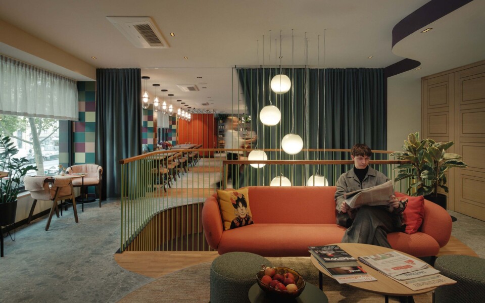 Eingang in das Stadthotel Henriette mit altem Logo - Hotel Das Capri