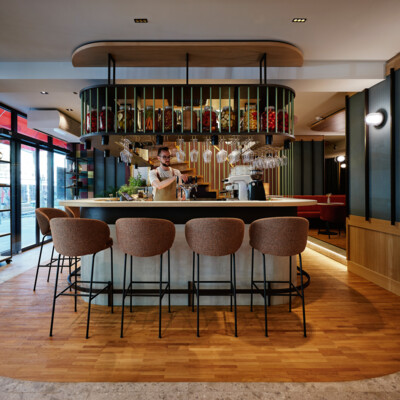 Mitarbeiterin im Henriette Stadthotel beim Decken der Tische.