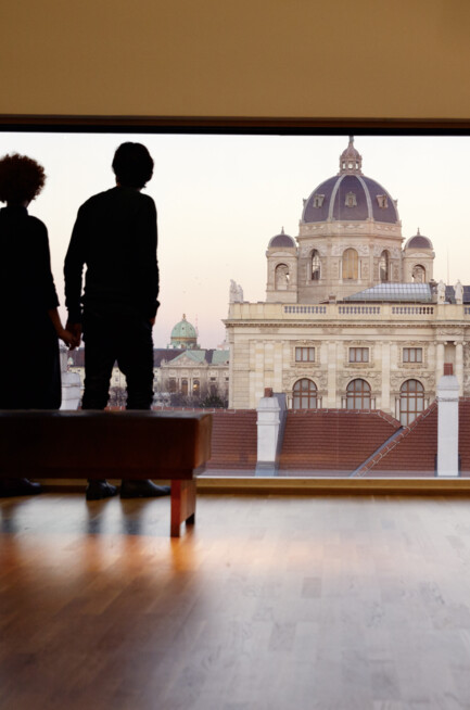 Discover Vienna in November at a special rate: View from the panoramic window of the Leopold Museum in the MQ onto the Kunsthistorisches Museum in Vienna.