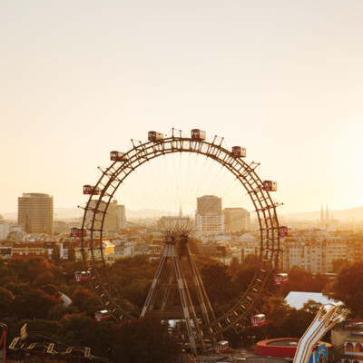 Pärchen mit Zuckerwatte beim Bummel durch den Wiener Prater