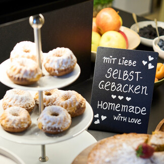 Selbstgebackene Kuchen am Frühstückbuffet des Henriette Stadthotel nahe der Donauinsel.