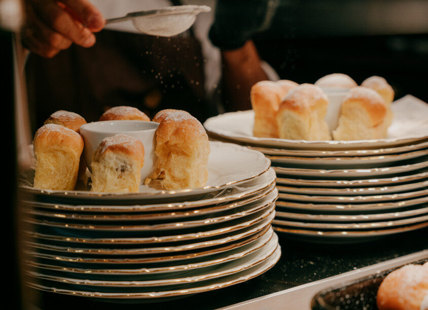 Süße Buchteln beim Hofzuckerbäcker Demel.