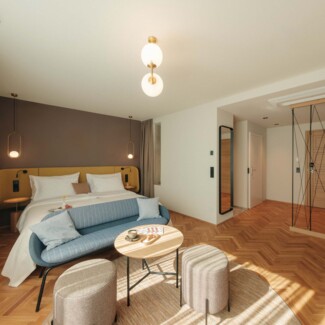 Spacious room with balcony in the Boutique Hotel Henriette in Vienna.