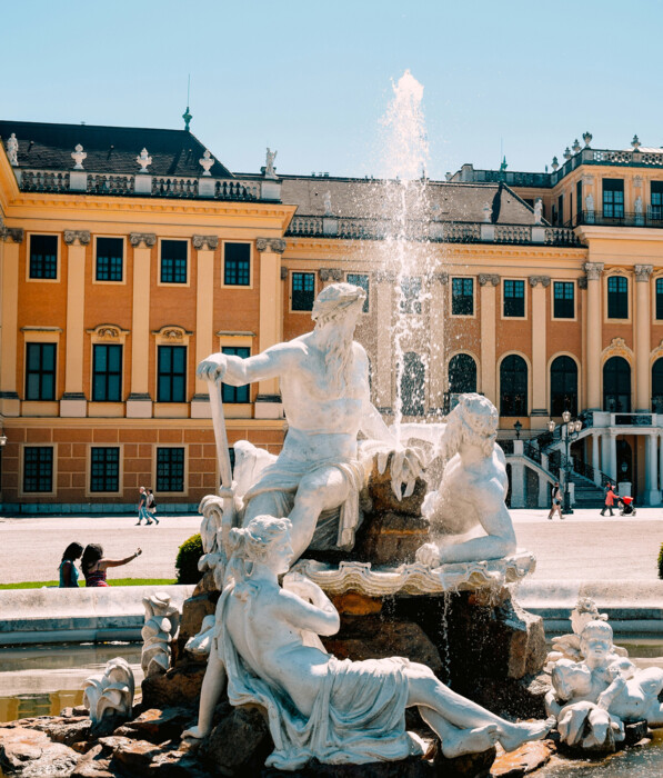 Springbrunnen vor dem Wiener Schloss Schönbrunn im Sommer