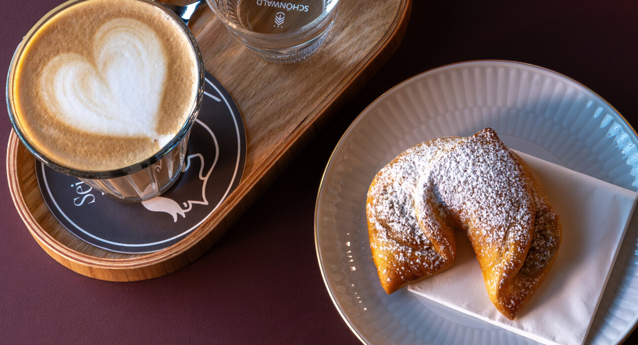 Ein Cappuccino und ein hausgemachtes Nusskipferl nach Omas Rezept.