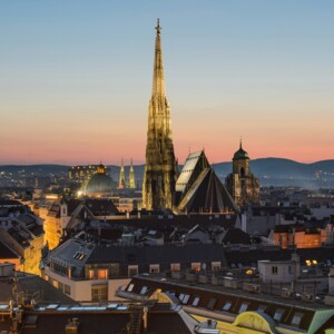 Blick über die beleuchtete Wiener Innenstadt mit dem Stephansdom.